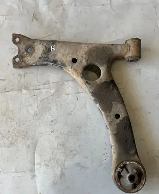 Toyota Prius (NHW20) Front lower control arm/wishbone 