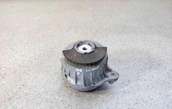 Mercedes-Benz C W205 Engine mount bracket A2052400300