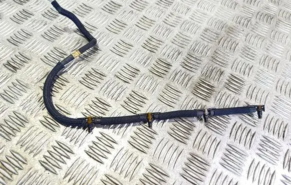 Volkswagen Touran II Fuel injector supply line/pipe 