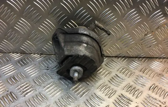 BMW 5 E60 E61 Engine mount bracket