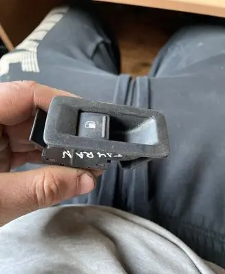 Volkswagen Touran I Fuel tank opening switch 
