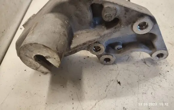 Peugeot 407 Engine mounting bracket 9654603780