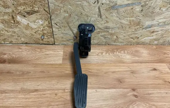 Volvo V70 Accelerator throttle pedal 30683514 6PV00853713
