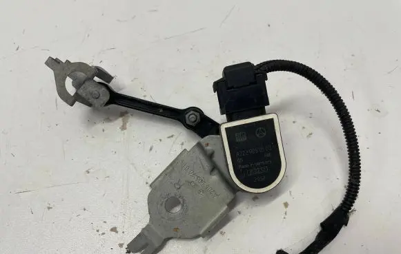 Mercedes-Benz C W205 Air suspension front height level sensor A2229050503