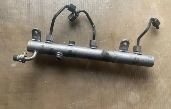 Jeep Grand Cherokee (WK) Fuel main line pipe A6420700495 10020700