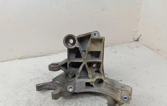 Volkswagen Touareg II Power steering pump mounting bracket 059145169AE