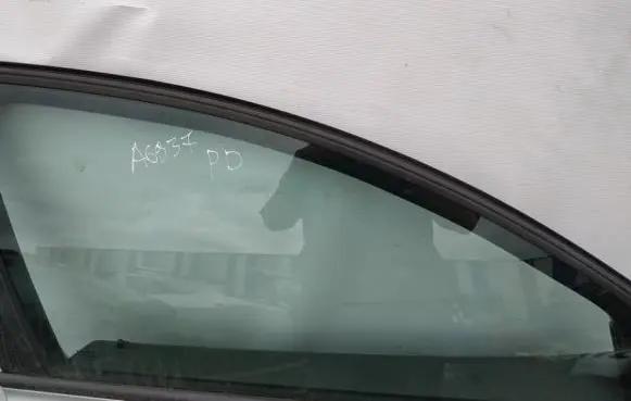 Volvo V50 Front door window glass four-door