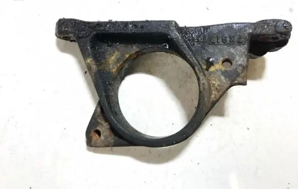 Nissan X-Trail T31 Engine mounting bracket
