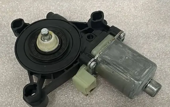 Audi A5 Front door window regulator motor 8W0959801