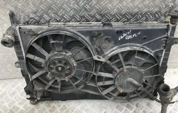 Radiator cooling fan shroud