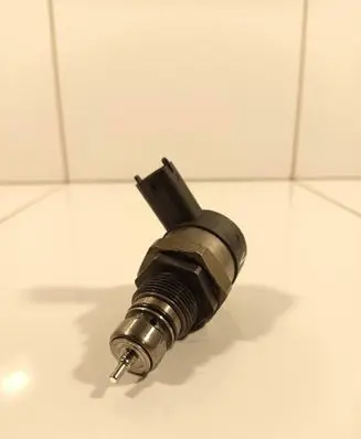 Volvo V70 Fuel pressure regulator 30777576 0281002712 32088299