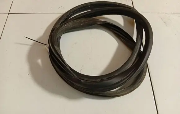 Opel Astra H Rubber seal front coupe door 