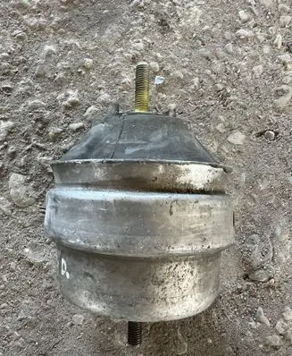 Engine mount bracket