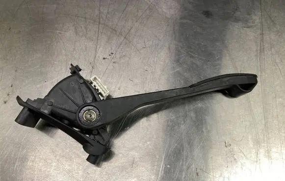 Volvo V70 Accelerator throttle pedal 30683516