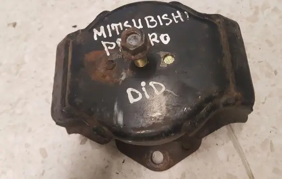 Mitsubishi Pajero Engine mount bracket