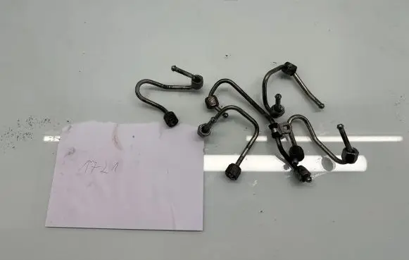 Volkswagen Golf VI Fuel injector supply line/pipe 
