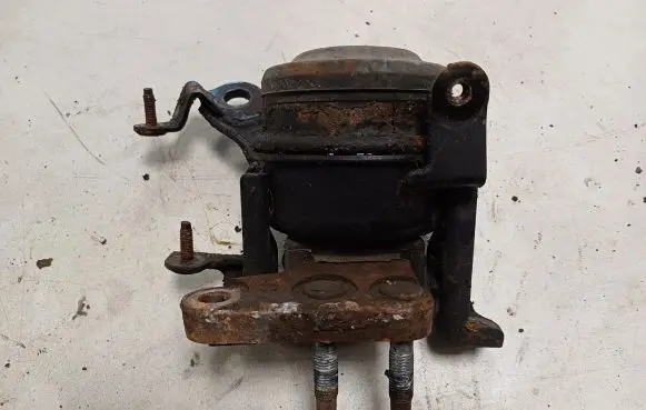 Toyota Corolla Verso AR10 Engine mount bracket