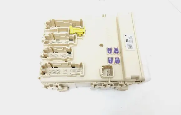 Toyota RAV 4 (XA40) Fuse module 827300R150