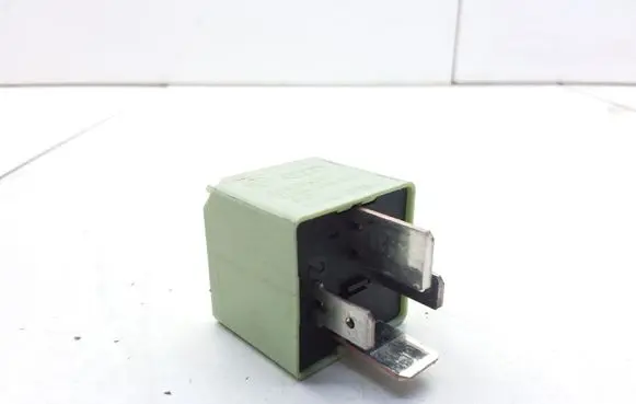 Volkswagen Golf VI Hazard warning light relay 4H0951253 V23136J0006X079