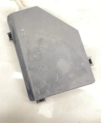 Cadillac SRX Fuse box cover 7140194130 25822674