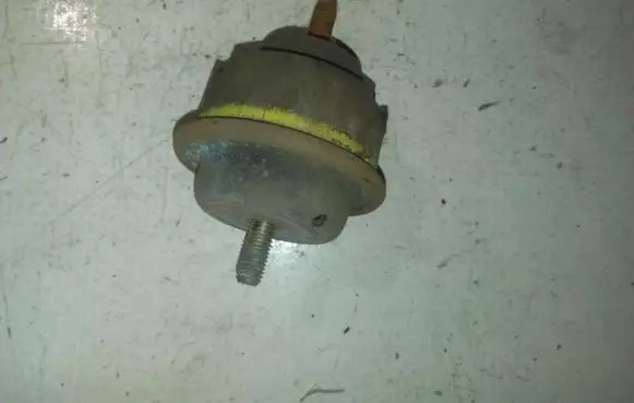 Peugeot 206 Engine mount bracket