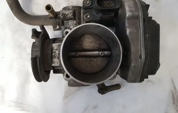 Volkswagen Golf IV Throttle valve 06A133064H