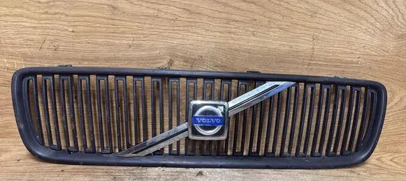 Volvo V70 Front bumper upper radiator grill 08693346