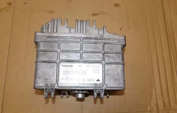 Volkswagen Golf III Engine control unit/module 0261203647
