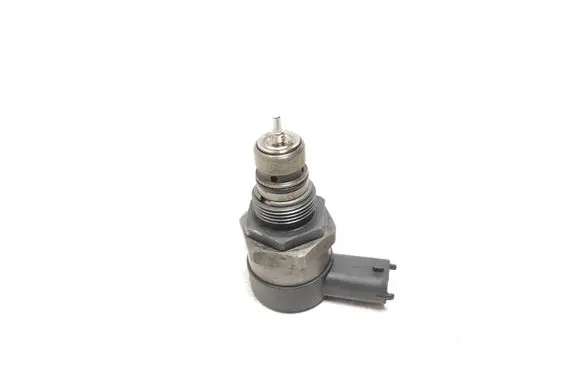 Volvo S60 Fuel pressure regulator 30750409