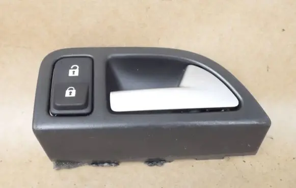 Volvo V50 Front door interior handle 8679157 A3315