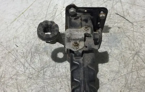 Mercedes-Benz Vito Viano W447 Front bumper mounting bracket A4476200095