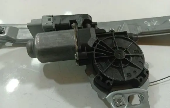 Peugeot 207 Front door window regulator motor 402315B