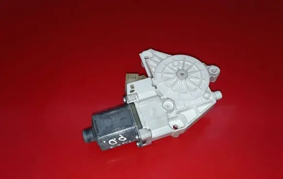 Mercedes-Benz C W204 Front door window regulator motor A2048200242 971132100 0130822440