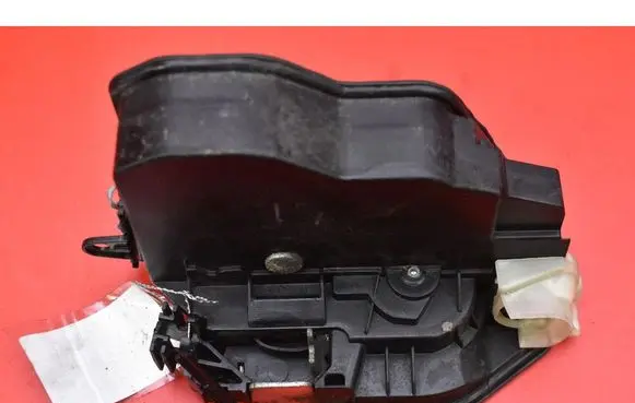 BMW X1 E84 Front door lock 7202143