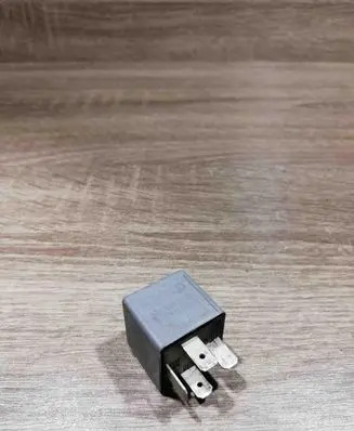 Volkswagen PASSAT B5 Other relay 8D0951253A 373