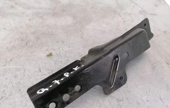 Audi Q7 4L Fender mounting bracket 4L0805697