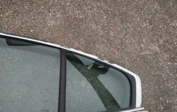 Toyota Avensis T270 Rear vent window glass 