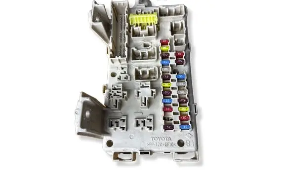 Toyota Avensis T250 Fuse module 8264105040A