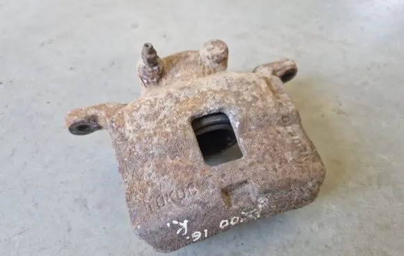 Mitsubishi L200 Front brake caliper