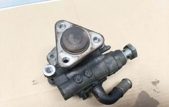 Audi A4 S4 B5 8D Power steering pump