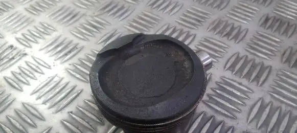 Toyota Avensis T220 Piston 