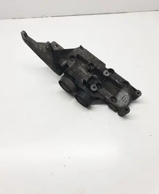 Volvo XC90 Engine mounting bracket 30757168