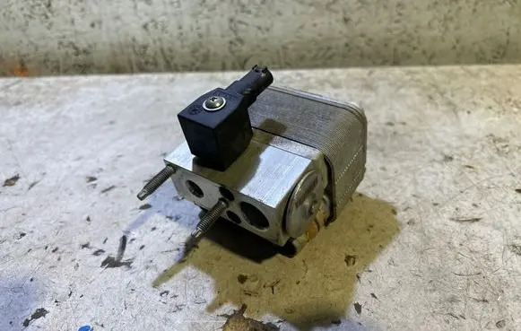 Air conditioning (A/C) expansion valve