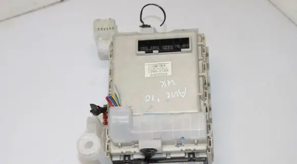 Toyota Avensis T270 Fuse module 8273005150B