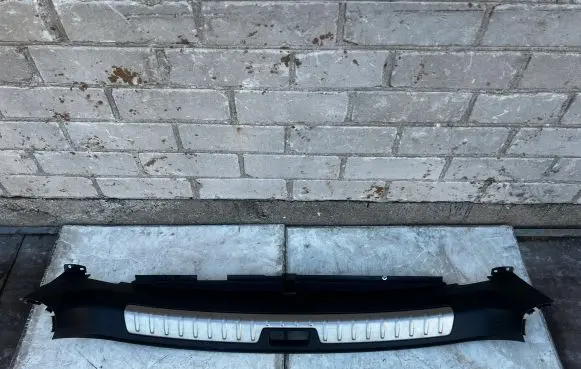 Trunk/boot sill cover protection