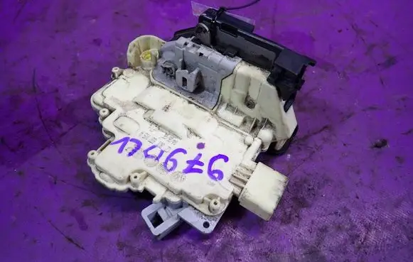 Volkswagen PASSAT B6 Front door lock 3C1837015A