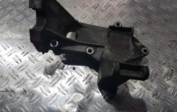 Ford Focus Engine mounting bracket 98ff10239be