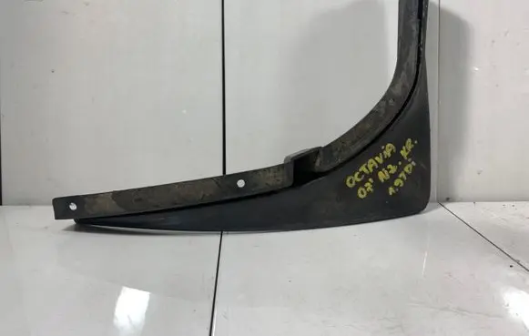 Skoda Octavia Mk2 (1Z) Rear mudguard 1Z0821821