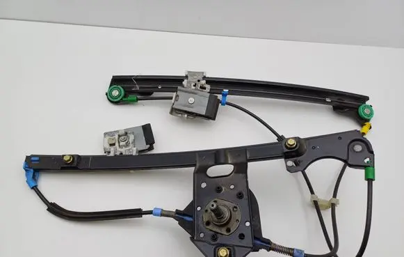 Volkswagen Golf III Front door manual window regulator 1H0837402B