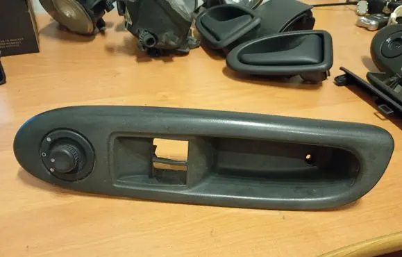 Renault Clio II Wing mirror switch 820084008 8200084003